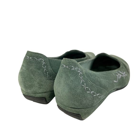 Clarks Artisan Green Suede Leather Embroidered Slip On Loafers Comfort Flats - Picture 9 of 11